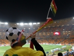 Torcedor com sua vuvuzela em jogo da seleção de Gana